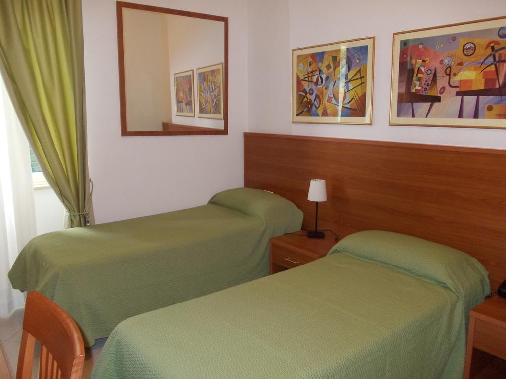 Hotel Solaria Rodi Garganico Habitación foto
