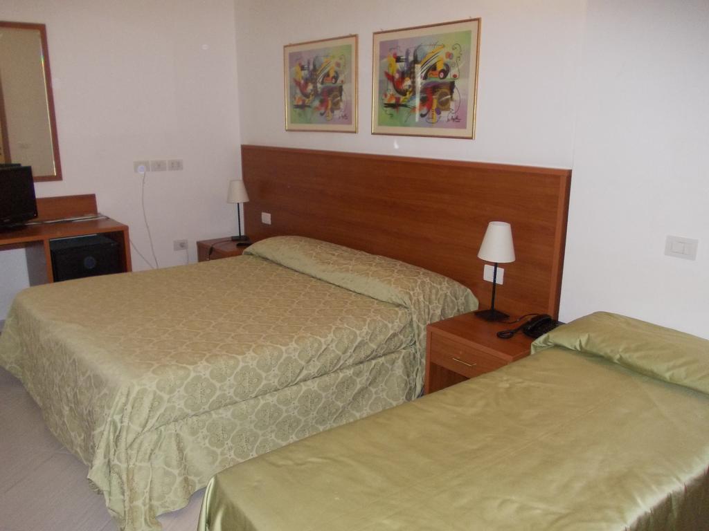 Hotel Solaria Rodi Garganico Habitación foto