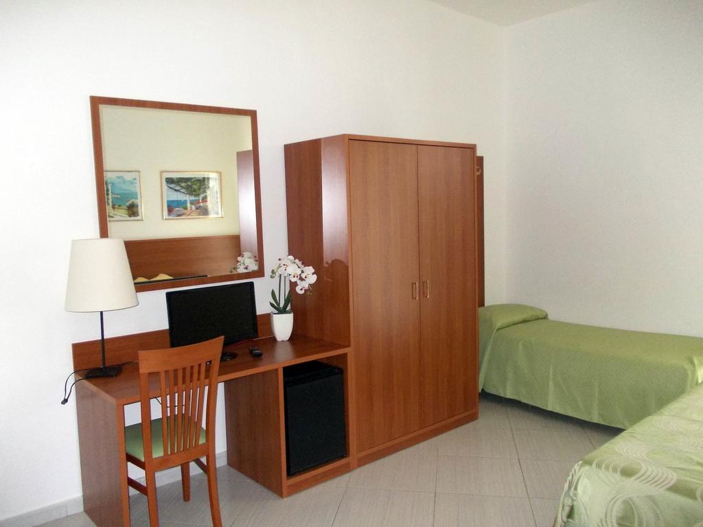 Hotel Solaria Rodi Garganico Habitación foto